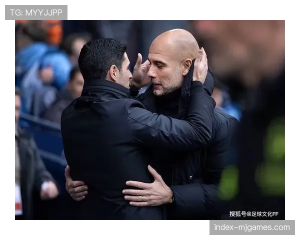 特写镜头：瓜迪奥拉与阿尔特塔在场边激烈交流战术板，疑似讨论双边后卫角色切换